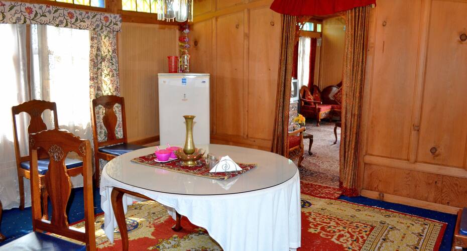 Golden Bell Houseboat, Srinagar 5